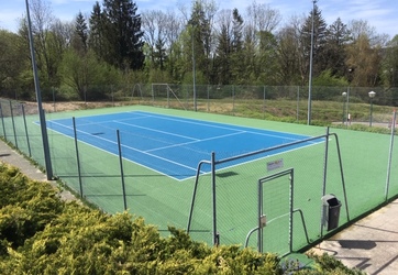 Coloration d'un court de tennis en bleu