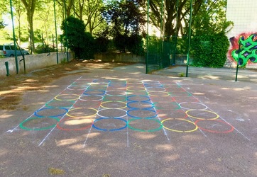 Marquage au sol d'un jeu éducatif pour une école