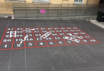 Traçage jeux éducatifs dans une école : marquage au sol jeu serpents et echelles