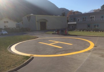 marquage au sol emplacement pour hélicoptère sur une piste en savoie 