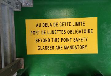 Inscription au pochoir des consignes de sécurité