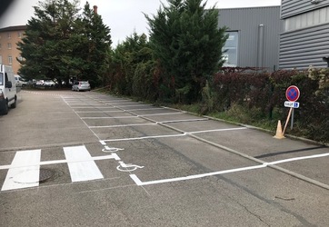 Marquage au sol d'un parking et d'une place PMR