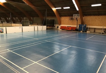 traçage de terrains de badminton dans une salle privée dans l'AIN