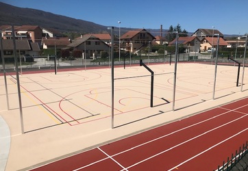 Traçage terrain multisport, coloration de la plateforme en beige, traçage des terrains de jeux et de la piste d'athlétisme, en Savoie.