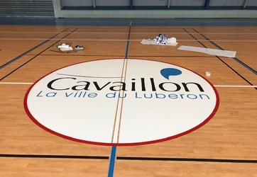 lTraçage du logo Ville de Cavaillon dans un gymnase.