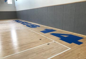 marquage au sol du logo du club de basket-ball sur sol en parquet, ville de Paris