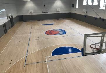 Traçage d'un terrain de basket-ball sur sol en parquet