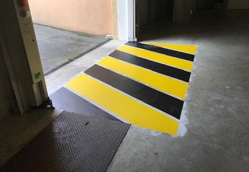 Traçage de zébra sur sol béton