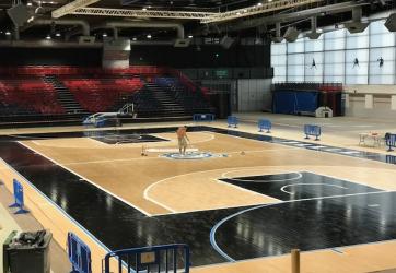 Ponçage, vernissage et marquage d'un terrain de basket-ball