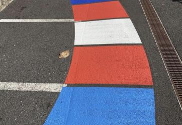 Marquage au sol et coloration d'un cheminement vers une école