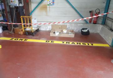 Inscription '' zone de transit '' sur un site industriel , 38 Isère