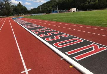 marquage du nom du stade sur la piste d'athlétisme