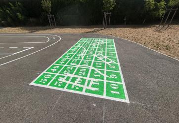 marquage au sol du jeu sserpent echelle dans une cour d'école