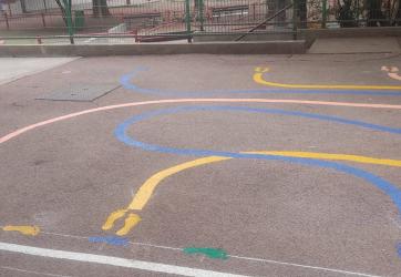 marquage au sol d'un jeu éducatif dans une cour d'école