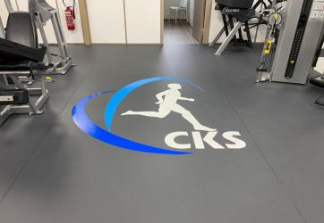 Marquage au sol d'un logo pour un centre de kiné du sport à Lyon  69, sur un sol en PVC
