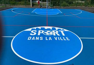 Traçage d'un logo d'un terrain de basket ball en exterieur sur enrobé, loire 42