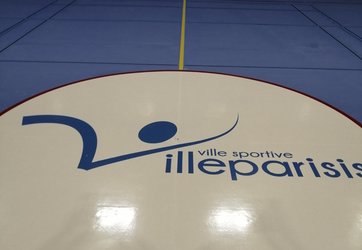 Traçage de logo sur un sol en caoutchouc.