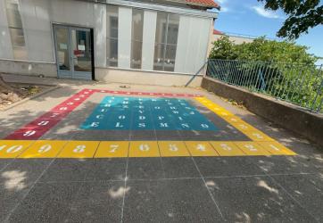 marquage au sol d'un jeu chiffres et lettres