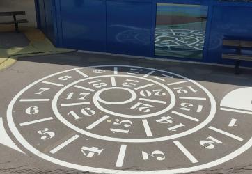 traçage d'une marelle escargot dans une école 