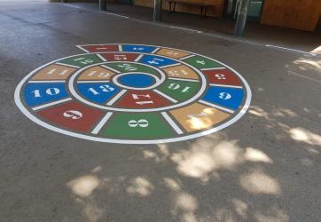 traçage d'une marelle escargot en couleur  dans une école 