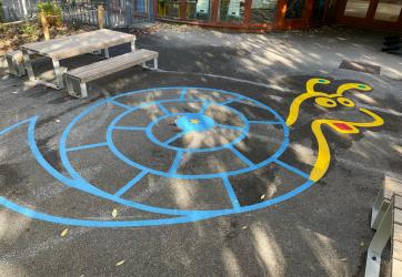 traçage d'une marelle escargot dans une cour d'école