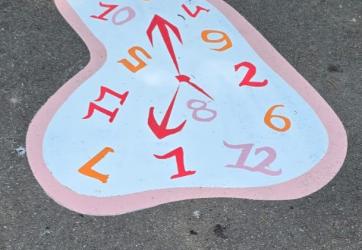 marquage au sol d'une marelle horloge