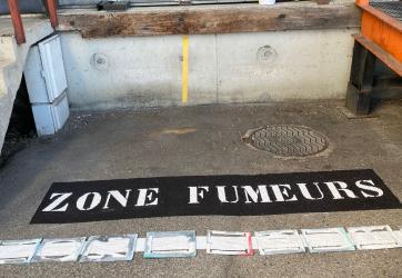 Inscription ''zone fumeurs'' sur un site industriel