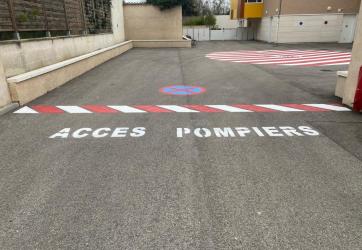 Marquage au sol d'un marquage spécifique '' accès pompiers '' 