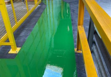 Marquage au sol d'une allée piétonne site industriel