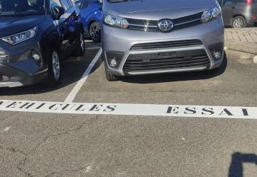 Marquage au sol avec inscription '' véhicule essai ''