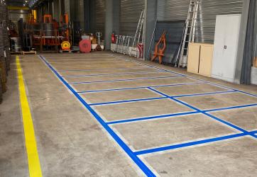 Marquage au sol d'emplacements de stockage sur un site industriel
