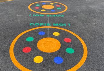 Marquage au sol d'un jeux éducatif dans une école : jeu copie moi