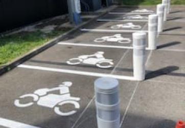Marquage au sol d'un parking spécifique pour les  véhicules 2 roues