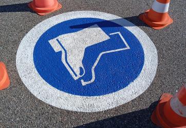 marquage au sol d'un picto chaussures de sécurité obligatoires