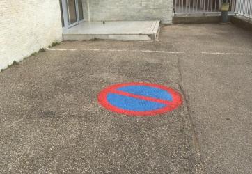 Marquage au sol d'un picto interdiction de stationner dans une co pro , St Genis Laval 69