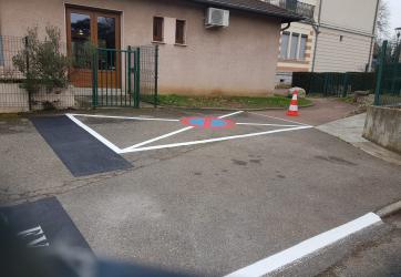 Marquage au sol d'un picto interdiction de stationner + croix de saint andré , St Genis Laval 69 