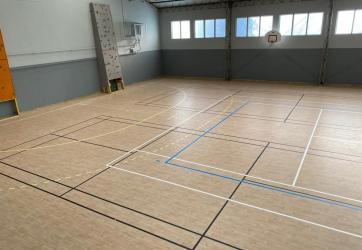 Marquage au sol d'un terrain de badminton 