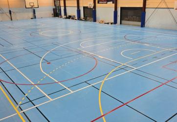 Traçage terrain de roller hockey dans un gymnase