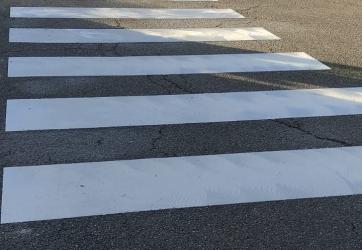Marquage au sol d'un passage piéton sur un enduit à froid