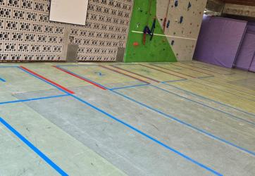 Traçage de pistes d'escrime sur un sol sportif PVC en Alsace