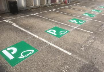 Marquage au sol de place réservée aux véhicules électriques sur un parking , Lyon 69