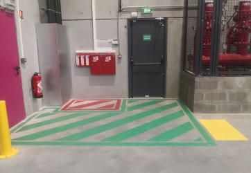 Marquage au sol de sécurité : porte de secours et RIA