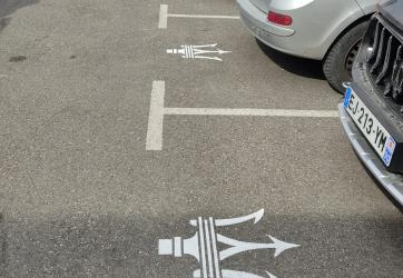 marquage au sol parking logo maserati