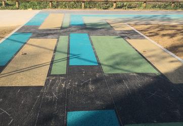 Marquageau sol de design actif selon le projet d'un architecte, allée reliant la médiatèque au marché en passant par l'école.