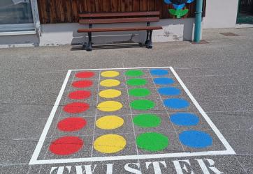 marquage au sol d'un twister dans une école