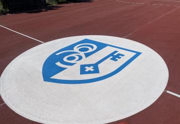 marquage logo sur un terrain de sport extérieur