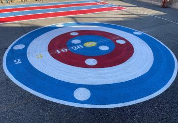 traçage au sol d'un jeu de cible pour enfants