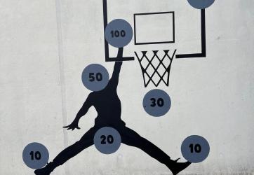 traçage sur un mur d'un jeu de basket cible