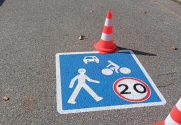 marquage au sol d'un picto pour zone de rencontre sur Lyon 69 Rhone