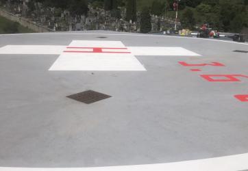 Marquage au sol d'une piste d'hélicoptère pour un hopital en savoie